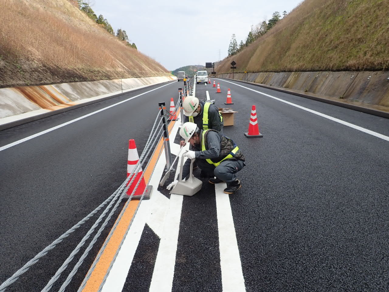 保守業務（ワイヤロープ式防護柵補修作業）